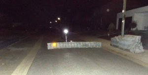 pol-hs-pflastersteine-auf-fahrbahn-gestapelt-taeter-und-zeugen-gesucht