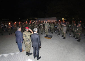 Foto Alexandra Leonhardt_Brigadegeneral Peter Braunstein und seinen Ehrengäste wird der Beginn der Serenade vom Luftwaffenmusikkorps aus Münster gemeldet.