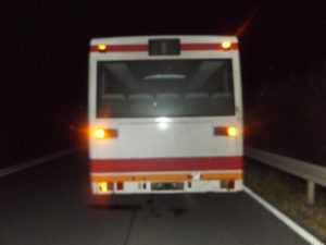 pol-hs-fahrbahn-mit-oel-verunreinigt-und-bus-zurueckgelassen-polizei-sucht-busfahrer-und-zeugen