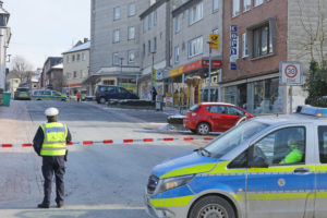 Frau mit Schusswaffe bedroht – Zeugen nach erpresserischem Menschenraub gesucht