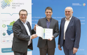 Minister Krischer überreicht Lehrgangsurkunden