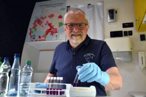 Dipl.-Phys. Harald Gülzow analysiert eine Brunnenwasserprobe